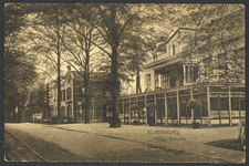 17623 Gezicht in de Dorpsstraat te Rijsenburg, met rechts het hotel Schols.N.B. Op 16 februari 1932 is de straatnaam ...
